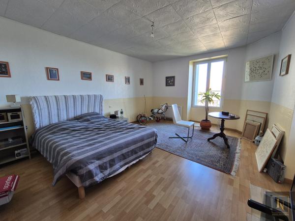 Maison
                                                                                                                                                                                                                                                                                                                        6 pièce(s)                                                                                                                                                                                                          4 chambre(s)                                                                                                                                                                                                          149  m²