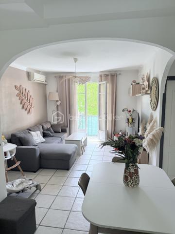 !⭐ RARE À LA VENTE – SALON-DE-PROVENCE ⭐

T3 de 57 m² - 54,7 m2 loi carrez avec 2 places de parking, cave et résidence sécurisée – Centre-ville accessible à pied

Situé dans une résidence fermée et sécurisée de 40 lots, au calme et dans un environnement arboré, cet agréable appartement T3 de 57 m² bénéficie d'un emplacement privilégié à proximité immédiate du centre-ville de Salon-de-Provence.

Un véritable atout : une seconde entrée piétonne permet de rejoindre rapidement le centre-ville et ses commodités, offrant un mode de vie pratique où tout peut se faire à pied.

Situé au 1er étage, l'appartement se compose de :

• Une entrée avec rangements
• Un salon/séjour lumineux avec cuisine ouverte entièrement équipée et loggia fermée, pour une pièce de vie d'environ 30 m²
• Un placard/dressing
• Deux chambres avec placards intégrés de 9 m² et 12 m²
• Une salle de bain de 4 m²
• Un WC indépendant
• Une terrasse de 3,5 m²
• Aucun vis-à-vis

Les atouts supplémentaires :

- Cave extérieure de 4,5 m²
- Deux places de parking 
- Local commun de 7 m²
- Résidence calme, sécurisée et bien entretenue
- Proche commerces, écoles et transports
- Centre-ville accessible à pied

Idéal pour une résidence principale, un premier achat ou un investissement locatif.

Une opportunité rare sur le secteur à découvrir sans tarder !

Laurent Billard – BSK Immobilier

À votre écoute et à votre service

📱 06 02 06 11 01
✉️ l.billard@bskimmobilier.com
