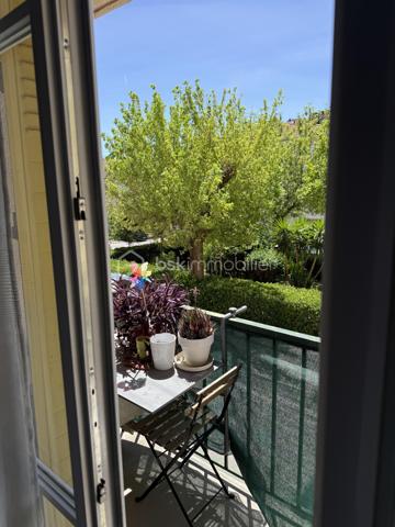 !⭐ RARE À LA VENTE – SALON-DE-PROVENCE ⭐

T3 de 57 m² - 54,7 m2 loi carrez avec 2 places de parking, cave et résidence sécurisée – Centre-ville accessible à pied

Situé dans une résidence fermée et sécurisée de 40 lots, au calme et dans un environnement arboré, cet agréable appartement T3 de 57 m² bénéficie d'un emplacement privilégié à proximité immédiate du centre-ville de Salon-de-Provence.

Un véritable atout : une seconde entrée piétonne permet de rejoindre rapidement le centre-ville et ses commodités, offrant un mode de vie pratique où tout peut se faire à pied.

Situé au 1er étage, l'appartement se compose de :

• Une entrée avec rangements
• Un salon/séjour lumineux avec cuisine ouverte entièrement équipée et loggia fermée, pour une pièce de vie d'environ 30 m²
• Un placard/dressing
• Deux chambres avec placards intégrés de 9 m² et 12 m²
• Une salle de bain de 4 m²
• Un WC indépendant
• Une terrasse de 3,5 m²
• Aucun vis-à-vis

Les atouts supplémentaires :

- Cave extérieure de 4,5 m²
- Deux places de parking 
- Local commun de 7 m²
- Résidence calme, sécurisée et bien entretenue
- Proche commerces, écoles et transports
- Centre-ville accessible à pied

Idéal pour une résidence principale, un premier achat ou un investissement locatif.

Une opportunité rare sur le secteur à découvrir sans tarder !

Laurent Billard – BSK Immobilier

À votre écoute et à votre service

📱 06 02 06 11 01
✉️ l.billard@bskimmobilier.com