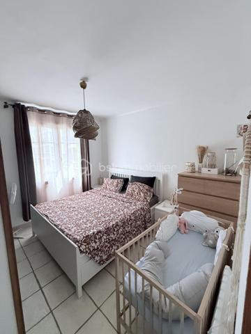 !⭐ RARE À LA VENTE – SALON-DE-PROVENCE ⭐

T3 de 57 m² - 54,7 m2 loi carrez avec 2 places de parking, cave et résidence sécurisée – Centre-ville accessible à pied

Situé dans une résidence fermée et sécurisée de 40 lots, au calme et dans un environnement arboré, cet agréable appartement T3 de 57 m² bénéficie d'un emplacement privilégié à proximité immédiate du centre-ville de Salon-de-Provence.

Un véritable atout : une seconde entrée piétonne permet de rejoindre rapidement le centre-ville et ses commodités, offrant un mode de vie pratique où tout peut se faire à pied.

Situé au 1er étage, l'appartement se compose de :

• Une entrée avec rangements
• Un salon/séjour lumineux avec cuisine ouverte entièrement équipée et loggia fermée, pour une pièce de vie d'environ 30 m²
• Un placard/dressing
• Deux chambres avec placards intégrés de 9 m² et 12 m²
• Une salle de bain de 4 m²
• Un WC indépendant
• Une terrasse de 3,5 m²
• Aucun vis-à-vis

Les atouts supplémentaires :

- Cave extérieure de 4,5 m²
- Deux places de parking 
- Local commun de 7 m²
- Résidence calme, sécurisée et bien entretenue
- Proche commerces, écoles et transports
- Centre-ville accessible à pied

Idéal pour une résidence principale, un premier achat ou un investissement locatif.

Une opportunité rare sur le secteur à découvrir sans tarder !

Laurent Billard – BSK Immobilier

À votre écoute et à votre service

📱 06 02 06 11 01
✉️ l.billard@bskimmobilier.com