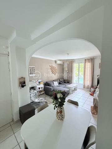 !⭐ RARE À LA VENTE – SALON-DE-PROVENCE ⭐

T3 de 57 m² - 54,7 m2 loi carrez avec 2 places de parking, cave et résidence sécurisée – Centre-ville accessible à pied

Situé dans une résidence fermée et sécurisée de 40 lots, au calme et dans un environnement arboré, cet agréable appartement T3 de 57 m² bénéficie d'un emplacement privilégié à proximité immédiate du centre-ville de Salon-de-Provence.

Un véritable atout : une seconde entrée piétonne permet de rejoindre rapidement le centre-ville et ses commodités, offrant un mode de vie pratique où tout peut se faire à pied.

Situé au 1er étage, l'appartement se compose de :

• Une entrée avec rangements
• Un salon/séjour lumineux avec cuisine ouverte entièrement équipée et loggia fermée, pour une pièce de vie d'environ 30 m²
• Un placard/dressing
• Deux chambres avec placards intégrés de 9 m² et 12 m²
• Une salle de bain de 4 m²
• Un WC indépendant
• Une terrasse de 3,5 m²
• Aucun vis-à-vis

Les atouts supplémentaires :

- Cave extérieure de 4,5 m²
- Deux places de parking 
- Local commun de 7 m²
- Résidence calme, sécurisée et bien entretenue
- Proche commerces, écoles et transports
- Centre-ville accessible à pied

Idéal pour une résidence principale, un premier achat ou un investissement locatif.

Une opportunité rare sur le secteur à découvrir sans tarder !

Laurent Billard – BSK Immobilier

À votre écoute et à votre service

📱 06 02 06 11 01
✉️ l.billard@bskimmobilier.com