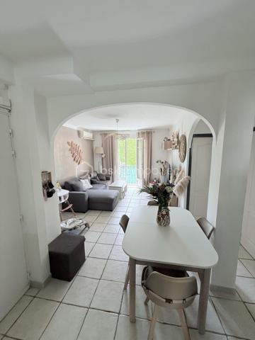 !⭐ RARE À LA VENTE – SALON-DE-PROVENCE ⭐

T3 de 57 m² - 54,7 m2 loi carrez avec 2 places de parking, cave et résidence sécurisée – Centre-ville accessible à pied

Situé dans une résidence fermée et sécurisée de 40 lots, au calme et dans un environnement arboré, cet agréable appartement T3 de 57 m² bénéficie d'un emplacement privilégié à proximité immédiate du centre-ville de Salon-de-Provence.

Un véritable atout : une seconde entrée piétonne permet de rejoindre rapidement le centre-ville et ses commodités, offrant un mode de vie pratique où tout peut se faire à pied.

Situé au 1er étage, l'appartement se compose de :

• Une entrée avec rangements
• Un salon/séjour lumineux avec cuisine ouverte entièrement équipée et loggia fermée, pour une pièce de vie d'environ 30 m²
• Un placard/dressing
• Deux chambres avec placards intégrés de 9 m² et 12 m²
• Une salle de bain de 4 m²
• Un WC indépendant
• Une terrasse de 3,5 m²
• Aucun vis-à-vis

Les atouts supplémentaires :

- Cave extérieure de 4,5 m²
- Deux places de parking 
- Local commun de 7 m²
- Résidence calme, sécurisée et bien entretenue
- Proche commerces, écoles et transports
- Centre-ville accessible à pied

Idéal pour une résidence principale, un premier achat ou un investissement locatif.

Une opportunité rare sur le secteur à découvrir sans tarder !

Laurent Billard – BSK Immobilier

À votre écoute et à votre service

📱 06 02 06 11 01
✉️ l.billard@bskimmobilier.com