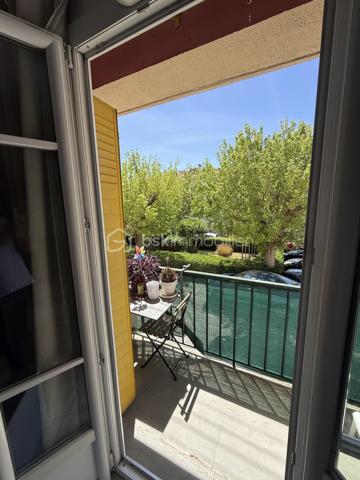 !⭐ RARE À LA VENTE – SALON-DE-PROVENCE ⭐

T3 de 57 m² - 54,7 m2 loi carrez avec 2 places de parking, cave et résidence sécurisée – Centre-ville accessible à pied

Situé dans une résidence fermée et sécurisée de 40 lots, au calme et dans un environnement arboré, cet agréable appartement T3 de 57 m² bénéficie d'un emplacement privilégié à proximité immédiate du centre-ville de Salon-de-Provence.

Un véritable atout : une seconde entrée piétonne permet de rejoindre rapidement le centre-ville et ses commodités, offrant un mode de vie pratique où tout peut se faire à pied.

Situé au 1er étage, l'appartement se compose de :

• Une entrée avec rangements
• Un salon/séjour lumineux avec cuisine ouverte entièrement équipée et loggia fermée, pour une pièce de vie d'environ 30 m²
• Un placard/dressing
• Deux chambres avec placards intégrés de 9 m² et 12 m²
• Une salle de bain de 4 m²
• Un WC indépendant
• Une terrasse de 3,5 m²
• Aucun vis-à-vis

Les atouts supplémentaires :

- Cave extérieure de 4,5 m²
- Deux places de parking 
- Local commun de 7 m²
- Résidence calme, sécurisée et bien entretenue
- Proche commerces, écoles et transports
- Centre-ville accessible à pied

Idéal pour une résidence principale, un premier achat ou un investissement locatif.

Une opportunité rare sur le secteur à découvrir sans tarder !

Laurent Billard – BSK Immobilier

À votre écoute et à votre service

📱 06 02 06 11 01
✉️ l.billard@bskimmobilier.com
