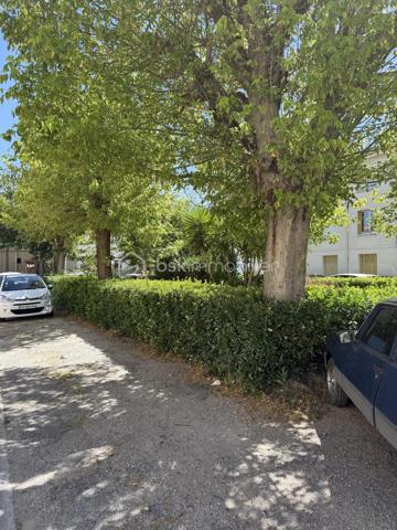 !⭐ RARE À LA VENTE – SALON-DE-PROVENCE ⭐

T3 de 57 m² - 54,7 m2 loi carrez avec 2 places de parking, cave et résidence sécurisée – Centre-ville accessible à pied

Situé dans une résidence fermée et sécurisée de 40 lots, au calme et dans un environnement arboré, cet agréable appartement T3 de 57 m² bénéficie d'un emplacement privilégié à proximité immédiate du centre-ville de Salon-de-Provence.

Un véritable atout : une seconde entrée piétonne permet de rejoindre rapidement le centre-ville et ses commodités, offrant un mode de vie pratique où tout peut se faire à pied.

Situé au 1er étage, l'appartement se compose de :

• Une entrée avec rangements
• Un salon/séjour lumineux avec cuisine ouverte entièrement équipée et loggia fermée, pour une pièce de vie d'environ 30 m²
• Un placard/dressing
• Deux chambres avec placards intégrés de 9 m² et 12 m²
• Une salle de bain de 4 m²
• Un WC indépendant
• Une terrasse de 3,5 m²
• Aucun vis-à-vis

Les atouts supplémentaires :

- Cave extérieure de 4,5 m²
- Deux places de parking 
- Local commun de 7 m²
- Résidence calme, sécurisée et bien entretenue
- Proche commerces, écoles et transports
- Centre-ville accessible à pied

Idéal pour une résidence principale, un premier achat ou un investissement locatif.

Une opportunité rare sur le secteur à découvrir sans tarder !

Laurent Billard – BSK Immobilier

À votre écoute et à votre service

📱 06 02 06 11 01
✉️ l.billard@bskimmobilier.com