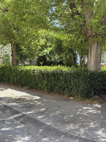 !⭐ RARE À LA VENTE – SALON-DE-PROVENCE ⭐

T3 de 57 m² - 54,7 m2 loi carrez avec 2 places de parking, cave et résidence sécurisée – Centre-ville accessible à pied

Situé dans une résidence fermée et sécurisée de 40 lots, au calme et dans un environnement arboré, cet agréable appartement T3 de 57 m² bénéficie d'un emplacement privilégié à proximité immédiate du centre-ville de Salon-de-Provence.

Un véritable atout : une seconde entrée piétonne permet de rejoindre rapidement le centre-ville et ses commodités, offrant un mode de vie pratique où tout peut se faire à pied.

Situé au 1er étage, l'appartement se compose de :

• Une entrée avec rangements
• Un salon/séjour lumineux avec cuisine ouverte entièrement équipée et loggia fermée, pour une pièce de vie d'environ 30 m²
• Un placard/dressing
• Deux chambres avec placards intégrés de 9 m² et 12 m²
• Une salle de bain de 4 m²
• Un WC indépendant
• Une terrasse de 3,5 m²
• Aucun vis-à-vis

Les atouts supplémentaires :

- Cave extérieure de 4,5 m²
- Deux places de parking 
- Local commun de 7 m²
- Résidence calme, sécurisée et bien entretenue
- Proche commerces, écoles et transports
- Centre-ville accessible à pied

Idéal pour une résidence principale, un premier achat ou un investissement locatif.

Une opportunité rare sur le secteur à découvrir sans tarder !

Laurent Billard – BSK Immobilier

À votre écoute et à votre service

📱 06 02 06 11 01
✉️ l.billard@bskimmobilier.com