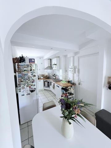 !⭐ RARE À LA VENTE – SALON-DE-PROVENCE ⭐

T3 de 57 m² - 54,7 m2 loi carrez avec 2 places de parking, cave et résidence sécurisée – Centre-ville accessible à pied

Situé dans une résidence fermée et sécurisée de 40 lots, au calme et dans un environnement arboré, cet agréable appartement T3 de 57 m² bénéficie d'un emplacement privilégié à proximité immédiate du centre-ville de Salon-de-Provence.

Un véritable atout : une seconde entrée piétonne permet de rejoindre rapidement le centre-ville et ses commodités, offrant un mode de vie pratique où tout peut se faire à pied.

Situé au 1er étage, l'appartement se compose de :

• Une entrée avec rangements
• Un salon/séjour lumineux avec cuisine ouverte entièrement équipée et loggia fermée, pour une pièce de vie d'environ 30 m²
• Un placard/dressing
• Deux chambres avec placards intégrés de 9 m² et 12 m²
• Une salle de bain de 4 m²
• Un WC indépendant
• Une terrasse de 3,5 m²
• Aucun vis-à-vis

Les atouts supplémentaires :

- Cave extérieure de 4,5 m²
- Deux places de parking 
- Local commun de 7 m²
- Résidence calme, sécurisée et bien entretenue
- Proche commerces, écoles et transports
- Centre-ville accessible à pied

Idéal pour une résidence principale, un premier achat ou un investissement locatif.

Une opportunité rare sur le secteur à découvrir sans tarder !

Laurent Billard – BSK Immobilier

À votre écoute et à votre service

📱 06 02 06 11 01
✉️ l.billard@bskimmobilier.com