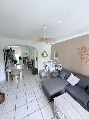 !⭐ RARE À LA VENTE – SALON-DE-PROVENCE ⭐

T3 de 57 m² - 54,7 m2 loi carrez avec 2 places de parking, cave et résidence sécurisée – Centre-ville accessible à pied

Situé dans une résidence fermée et sécurisée de 40 lots, au calme et dans un environnement arboré, cet agréable appartement T3 de 57 m² bénéficie d'un emplacement privilégié à proximité immédiate du centre-ville de Salon-de-Provence.

Un véritable atout : une seconde entrée piétonne permet de rejoindre rapidement le centre-ville et ses commodités, offrant un mode de vie pratique où tout peut se faire à pied.

Situé au 1er étage, l'appartement se compose de :

• Une entrée avec rangements
• Un salon/séjour lumineux avec cuisine ouverte entièrement équipée et loggia fermée, pour une pièce de vie d'environ 30 m²
• Un placard/dressing
• Deux chambres avec placards intégrés de 9 m² et 12 m²
• Une salle de bain de 4 m²
• Un WC indépendant
• Une terrasse de 3,5 m²
• Aucun vis-à-vis

Les atouts supplémentaires :

- Cave extérieure de 4,5 m²
- Deux places de parking 
- Local commun de 7 m²
- Résidence calme, sécurisée et bien entretenue
- Proche commerces, écoles et transports
- Centre-ville accessible à pied

Idéal pour une résidence principale, un premier achat ou un investissement locatif.

Une opportunité rare sur le secteur à découvrir sans tarder !

Laurent Billard – BSK Immobilier

À votre écoute et à votre service

📱 06 02 06 11 01
✉️ l.billard@bskimmobilier.com
