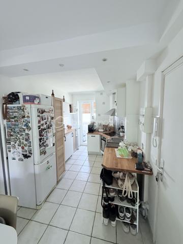 !⭐ RARE À LA VENTE – SALON-DE-PROVENCE ⭐

T3 de 57 m² - 54,7 m2 loi carrez avec 2 places de parking, cave et résidence sécurisée – Centre-ville accessible à pied

Situé dans une résidence fermée et sécurisée de 40 lots, au calme et dans un environnement arboré, cet agréable appartement T3 de 57 m² bénéficie d'un emplacement privilégié à proximité immédiate du centre-ville de Salon-de-Provence.

Un véritable atout : une seconde entrée piétonne permet de rejoindre rapidement le centre-ville et ses commodités, offrant un mode de vie pratique où tout peut se faire à pied.

Situé au 1er étage, l'appartement se compose de :

• Une entrée avec rangements
• Un salon/séjour lumineux avec cuisine ouverte entièrement équipée et loggia fermée, pour une pièce de vie d'environ 30 m²
• Un placard/dressing
• Deux chambres avec placards intégrés de 9 m² et 12 m²
• Une salle de bain de 4 m²
• Un WC indépendant
• Une terrasse de 3,5 m²
• Aucun vis-à-vis

Les atouts supplémentaires :

- Cave extérieure de 4,5 m²
- Deux places de parking 
- Local commun de 7 m²
- Résidence calme, sécurisée et bien entretenue
- Proche commerces, écoles et transports
- Centre-ville accessible à pied

Idéal pour une résidence principale, un premier achat ou un investissement locatif.

Une opportunité rare sur le secteur à découvrir sans tarder !

Laurent Billard – BSK Immobilier

À votre écoute et à votre service

📱 06 02 06 11 01
✉️ l.billard@bskimmobilier.com