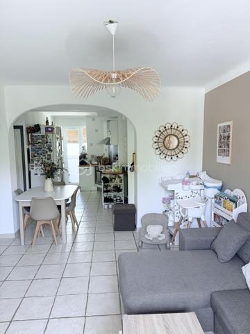 !⭐ RARE À LA VENTE – SALON-DE-PROVENCE ⭐

T3 de 57 m² - 54,7 m2 loi carrez avec 2 places de parking, cave et résidence sécurisée – Centre-ville accessible à pied

Situé dans une résidence fermée et sécurisée de 40 lots, au calme et dans un environnement arboré, cet agréable appartement T3 de 57 m² bénéficie d'un emplacement privilégié à proximité immédiate du centre-ville de Salon-de-Provence.

Un véritable atout : une seconde entrée piétonne permet de rejoindre rapidement le centre-ville et ses commodités, offrant un mode de vie pratique où tout peut se faire à pied.

Situé au 1er étage, l'appartement se compose de :

• Une entrée avec rangements
• Un salon/séjour lumineux avec cuisine ouverte entièrement équipée et loggia fermée, pour une pièce de vie d'environ 30 m²
• Un placard/dressing
• Deux chambres avec placards intégrés de 9 m² et 12 m²
• Une salle de bain de 4 m²
• Un WC indépendant
• Une terrasse de 3,5 m²
• Aucun vis-à-vis

Les atouts supplémentaires :

- Cave extérieure de 4,5 m²
- Deux places de parking 
- Local commun de 7 m²
- Résidence calme, sécurisée et bien entretenue
- Proche commerces, écoles et transports
- Centre-ville accessible à pied

Idéal pour une résidence principale, un premier achat ou un investissement locatif.

Une opportunité rare sur le secteur à découvrir sans tarder !

Laurent Billard – BSK Immobilier

À votre écoute et à votre service

📱 06 02 06 11 01
✉️ l.billard@bskimmobilier.com
