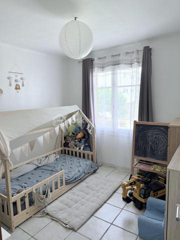 !⭐ RARE À LA VENTE – SALON-DE-PROVENCE ⭐

T3 de 57 m² - 54,7 m2 loi carrez avec 2 places de parking, cave et résidence sécurisée – Centre-ville accessible à pied

Situé dans une résidence fermée et sécurisée de 40 lots, au calme et dans un environnement arboré, cet agréable appartement T3 de 57 m² bénéficie d'un emplacement privilégié à proximité immédiate du centre-ville de Salon-de-Provence.

Un véritable atout : une seconde entrée piétonne permet de rejoindre rapidement le centre-ville et ses commodités, offrant un mode de vie pratique où tout peut se faire à pied.

Situé au 1er étage, l'appartement se compose de :

• Une entrée avec rangements
• Un salon/séjour lumineux avec cuisine ouverte entièrement équipée et loggia fermée, pour une pièce de vie d'environ 30 m²
• Un placard/dressing
• Deux chambres avec placards intégrés de 9 m² et 12 m²
• Une salle de bain de 4 m²
• Un WC indépendant
• Une terrasse de 3,5 m²
• Aucun vis-à-vis

Les atouts supplémentaires :

- Cave extérieure de 4,5 m²
- Deux places de parking 
- Local commun de 7 m²
- Résidence calme, sécurisée et bien entretenue
- Proche commerces, écoles et transports
- Centre-ville accessible à pied

Idéal pour une résidence principale, un premier achat ou un investissement locatif.

Une opportunité rare sur le secteur à découvrir sans tarder !

Laurent Billard – BSK Immobilier

À votre écoute et à votre service

📱 06 02 06 11 01
✉️ l.billard@bskimmobilier.com