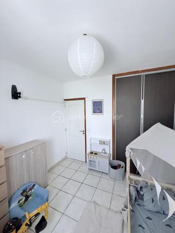 !⭐ RARE À LA VENTE – SALON-DE-PROVENCE ⭐

T3 de 57 m² - 54,7 m2 loi carrez avec 2 places de parking, cave et résidence sécurisée – Centre-ville accessible à pied

Situé dans une résidence fermée et sécurisée de 40 lots, au calme et dans un environnement arboré, cet agréable appartement T3 de 57 m² bénéficie d'un emplacement privilégié à proximité immédiate du centre-ville de Salon-de-Provence.

Un véritable atout : une seconde entrée piétonne permet de rejoindre rapidement le centre-ville et ses commodités, offrant un mode de vie pratique où tout peut se faire à pied.

Situé au 1er étage, l'appartement se compose de :

• Une entrée avec rangements
• Un salon/séjour lumineux avec cuisine ouverte entièrement équipée et loggia fermée, pour une pièce de vie d'environ 30 m²
• Un placard/dressing
• Deux chambres avec placards intégrés de 9 m² et 12 m²
• Une salle de bain de 4 m²
• Un WC indépendant
• Une terrasse de 3,5 m²
• Aucun vis-à-vis

Les atouts supplémentaires :

- Cave extérieure de 4,5 m²
- Deux places de parking 
- Local commun de 7 m²
- Résidence calme, sécurisée et bien entretenue
- Proche commerces, écoles et transports
- Centre-ville accessible à pied

Idéal pour une résidence principale, un premier achat ou un investissement locatif.

Une opportunité rare sur le secteur à découvrir sans tarder !

Laurent Billard – BSK Immobilier

À votre écoute et à votre service

📱 06 02 06 11 01
✉️ l.billard@bskimmobilier.com