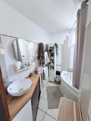 !⭐ RARE À LA VENTE – SALON-DE-PROVENCE ⭐

T3 de 57 m² - 54,7 m2 loi carrez avec 2 places de parking, cave et résidence sécurisée – Centre-ville accessible à pied

Situé dans une résidence fermée et sécurisée de 40 lots, au calme et dans un environnement arboré, cet agréable appartement T3 de 57 m² bénéficie d'un emplacement privilégié à proximité immédiate du centre-ville de Salon-de-Provence.

Un véritable atout : une seconde entrée piétonne permet de rejoindre rapidement le centre-ville et ses commodités, offrant un mode de vie pratique où tout peut se faire à pied.

Situé au 1er étage, l'appartement se compose de :

• Une entrée avec rangements
• Un salon/séjour lumineux avec cuisine ouverte entièrement équipée et loggia fermée, pour une pièce de vie d'environ 30 m²
• Un placard/dressing
• Deux chambres avec placards intégrés de 9 m² et 12 m²
• Une salle de bain de 4 m²
• Un WC indépendant
• Une terrasse de 3,5 m²
• Aucun vis-à-vis

Les atouts supplémentaires :

- Cave extérieure de 4,5 m²
- Deux places de parking 
- Local commun de 7 m²
- Résidence calme, sécurisée et bien entretenue
- Proche commerces, écoles et transports
- Centre-ville accessible à pied

Idéal pour une résidence principale, un premier achat ou un investissement locatif.

Une opportunité rare sur le secteur à découvrir sans tarder !

Laurent Billard – BSK Immobilier

À votre écoute et à votre service

📱 06 02 06 11 01
✉️ l.billard@bskimmobilier.com