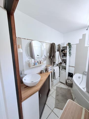 !⭐ RARE À LA VENTE – SALON-DE-PROVENCE ⭐

T3 de 57 m² - 54,7 m2 loi carrez avec 2 places de parking, cave et résidence sécurisée – Centre-ville accessible à pied

Situé dans une résidence fermée et sécurisée de 40 lots, au calme et dans un environnement arboré, cet agréable appartement T3 de 57 m² bénéficie d'un emplacement privilégié à proximité immédiate du centre-ville de Salon-de-Provence.

Un véritable atout : une seconde entrée piétonne permet de rejoindre rapidement le centre-ville et ses commodités, offrant un mode de vie pratique où tout peut se faire à pied.

Situé au 1er étage, l'appartement se compose de :

• Une entrée avec rangements
• Un salon/séjour lumineux avec cuisine ouverte entièrement équipée et loggia fermée, pour une pièce de vie d'environ 30 m²
• Un placard/dressing
• Deux chambres avec placards intégrés de 9 m² et 12 m²
• Une salle de bain de 4 m²
• Un WC indépendant
• Une terrasse de 3,5 m²
• Aucun vis-à-vis

Les atouts supplémentaires :

- Cave extérieure de 4,5 m²
- Deux places de parking 
- Local commun de 7 m²
- Résidence calme, sécurisée et bien entretenue
- Proche commerces, écoles et transports
- Centre-ville accessible à pied

Idéal pour une résidence principale, un premier achat ou un investissement locatif.

Une opportunité rare sur le secteur à découvrir sans tarder !

Laurent Billard – BSK Immobilier

À votre écoute et à votre service

📱 06 02 06 11 01
✉️ l.billard@bskimmobilier.com