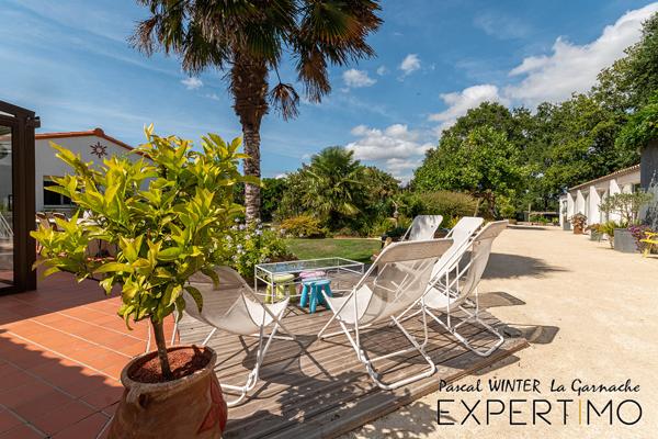 La Garnache (85710) Magnifique longère rénovée, 4 chambres, piscine couverte