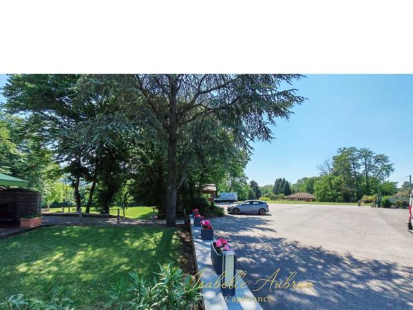 À VENDRE – HÔTEL RESTAURANT 2★ AVEC LOGEMENT DE FONCTION, PARC ET FORT POTENTIEL DE DÉVELOPPEMENT – BEAUCROISSANT (ISÈRE)