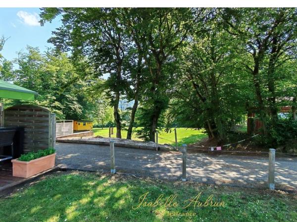 À VENDRE – HÔTEL RESTAURANT 2★ AVEC LOGEMENT DE FONCTION, PARC ET FORT POTENTIEL DE DÉVELOPPEMENT – BEAUCROISSANT (ISÈRE)