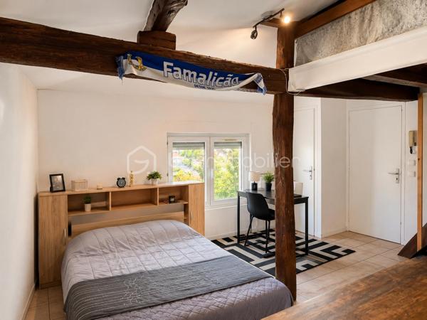 Idéal investisseur ou premier achat patrimonial !

Découvrez ce studio optimisé de 27,6 m² loi Carrez (environ 35 m² au sol), situé au sein d’une petite copropriété à taille humaine aux charges maîtrisées.

Son véritable atout : une belle hauteur sous plafond permettant l’aménagement d’une mezzanine créant un espace nuit distinct et optimisant les volumes.

Investissement locatif sécurisé :
Le bien est vendu avec un locataire sérieux déjà en place, permettant une perception immédiate des revenus locatifs sans vacance.

Situation locative actuelle :
• Loyer actuel : 380 € hors charges + 17 € de provisions sur charges, soit 397 € charges comprises.
• Bail d’habitation en cours.
• Révision du loyer prévue selon les dispositions contractuelles et l’indice IRL.

Prestations & Confort :
Appartement récemment rénové, en excellent état général.
• Climatisation
• Double vitrage
• Volumes agréables
• Aucun travaux immédiat à prévoir

L’atout espace :
27,6 m² loi Carrez avec un véritable gain d’usage grâce à la mezzanine portant la surface utile à environ 35 m² au sol.

Emplacement :
Situé sur la commune dynamique de Muret, à proximité des commerces, commodités, transports et axes principaux.

Les + investisseur :
• Revenus locatifs immédiats
• Charges de copropriété faibles
• Potentiel d’optimisation patrimoniale à moyen terme selon stratégie locative et évolution réglementaire

Contactez-moi dès aujourd'hui pour plus d'informations sur le bail en cours ou pour planifier une visite !