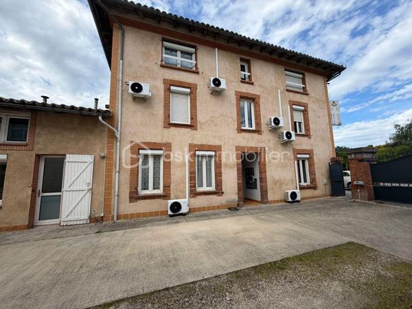 Idéal investisseur ou premier achat patrimonial !

Découvrez ce studio optimisé de 27,6 m² loi Carrez (environ 35 m² au sol), situé au sein d’une petite copropriété à taille humaine aux charges maîtrisées.

Son véritable atout : une belle hauteur sous plafond permettant l’aménagement d’une mezzanine créant un espace nuit distinct et optimisant les volumes.

Investissement locatif sécurisé :
Le bien est vendu avec un locataire sérieux déjà en place, permettant une perception immédiate des revenus locatifs sans vacance.

Situation locative actuelle :
• Loyer actuel : 380 € hors charges + 17 € de provisions sur charges, soit 397 € charges comprises.
• Bail d’habitation en cours.
• Révision du loyer prévue selon les dispositions contractuelles et l’indice IRL.

Prestations & Confort :
Appartement récemment rénové, en excellent état général.
• Climatisation
• Double vitrage
• Volumes agréables
• Aucun travaux immédiat à prévoir

L’atout espace :
27,6 m² loi Carrez avec un véritable gain d’usage grâce à la mezzanine portant la surface utile à environ 35 m² au sol.

Emplacement :
Situé sur la commune dynamique de Muret, à proximité des commerces, commodités, transports et axes principaux.

Les + investisseur :
• Revenus locatifs immédiats
• Charges de copropriété faibles
• Potentiel d’optimisation patrimoniale à moyen terme selon stratégie locative et évolution réglementaire

Contactez-moi dès aujourd'hui pour plus d'informations sur le bail en cours ou pour planifier une visite !