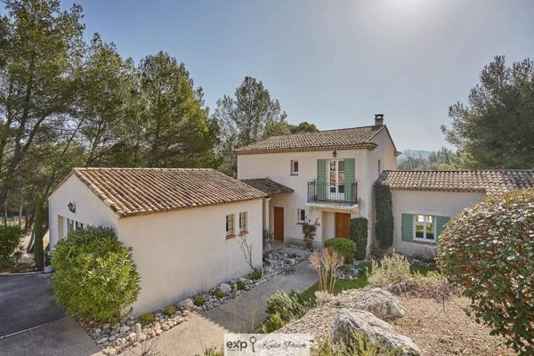 Villa familiale avec piscine, studio indépendant et bail commercial unique au cœur du Pont Royal