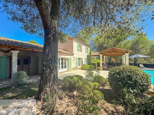 Villa familiale avec piscine, studio indépendant et bail commercial unique au cœur du Pont Royal