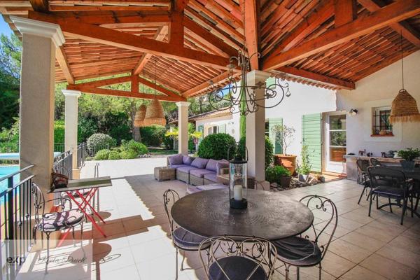 Villa familiale avec piscine, studio indépendant et bail commercial unique au cœur du Pont Royal