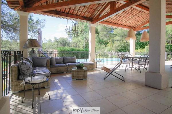 Villa familiale avec piscine, studio indépendant et bail commercial unique au cœur du Pont Royal
