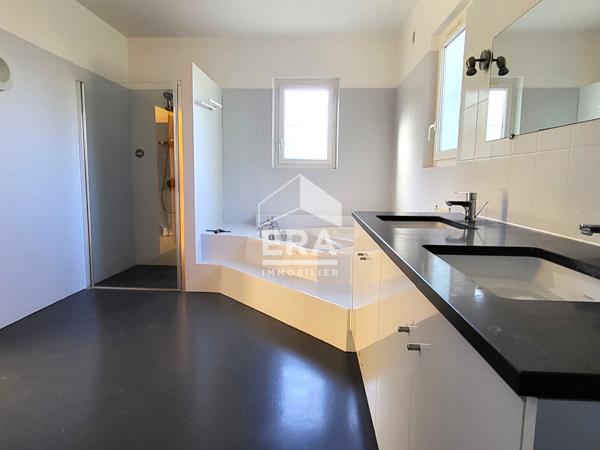 Vidauban 170m² 6 pièces, piscine, double garages, sur 2000m² de terrain