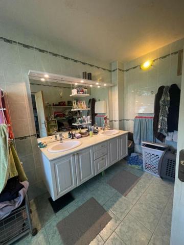 Charmante maison de village à Chezal-Benoît de 99 m2 3 chambres, dépendances et terrain potager