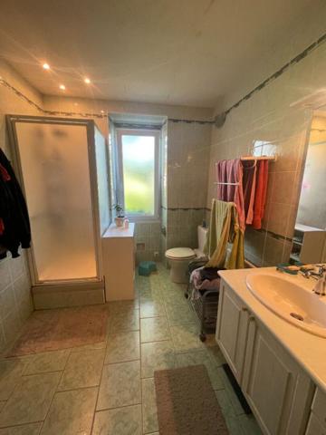 Charmante maison de village à Chezal-Benoît de 99 m2 3 chambres, dépendances et terrain potager