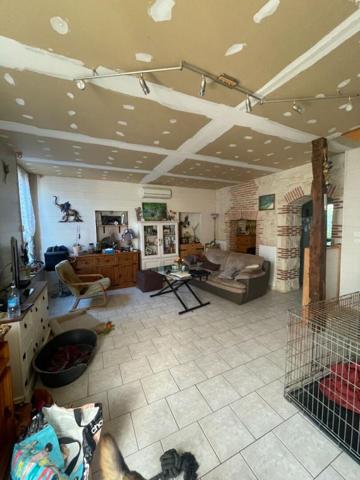 Charmante maison de village à Chezal-Benoît de 99 m2 3 chambres, dépendances et terrain potager