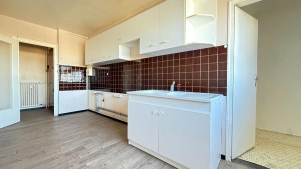 LA ROCHE SUR YON- proche du centre-ville : appartement T3 avec fort potentiel