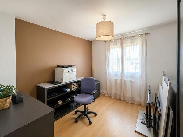 Maison familiale avec garages, à 15 min à pied de la gare du Mans