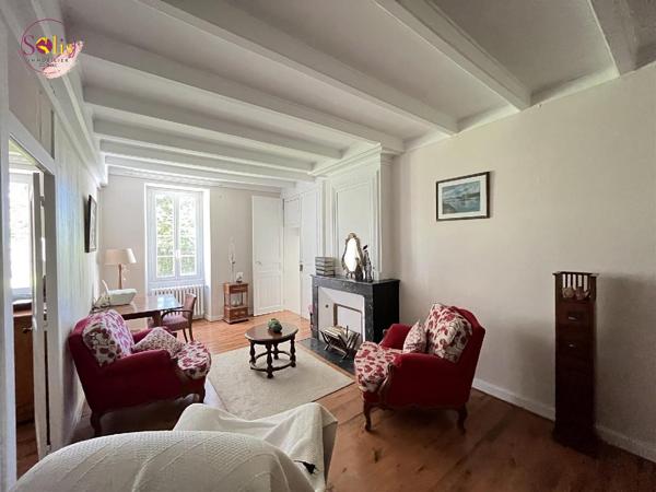Propriété charentaise à 10 minutes de COGNAC ! À ...
