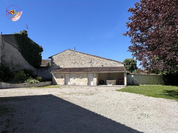Propriété charentaise à 10 minutes de COGNAC ! À ...