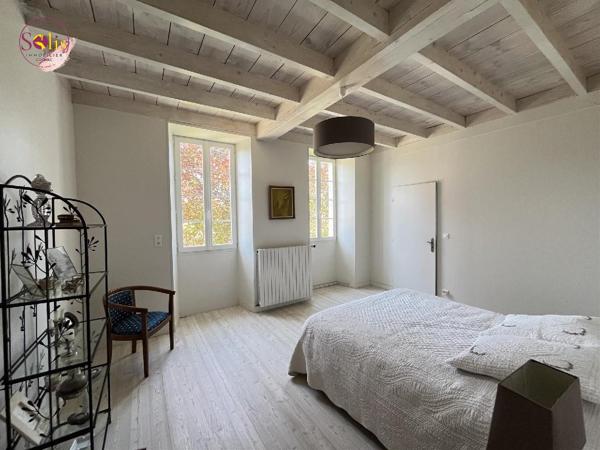 Propriété charentaise à 10 minutes de COGNAC ! À ...