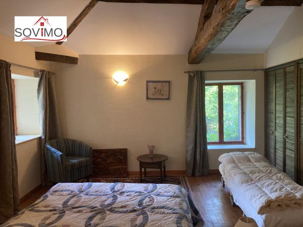 DANS UN CADRE EXCEPTIONNEL, ANCIEN MOULIN DU XVIIe siècle AVEC MAISON, GITE, TERRAIN BORD RIVIÈRE