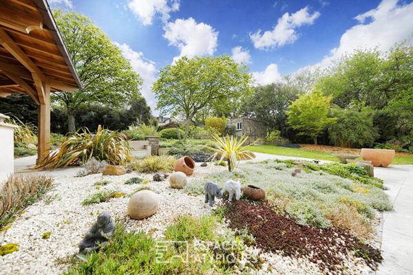 La maison contemporaine avec espace bien être et jardin paysagé