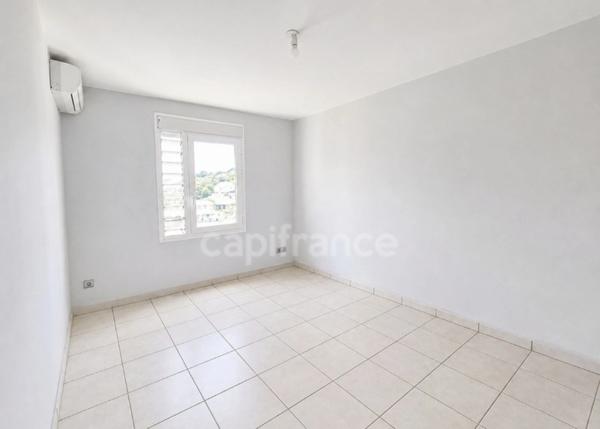 A Louer - Appartement de type 4 - Terrasse - Box - Parking - Vue mer - SCHOELCHER - Plateau Fofo