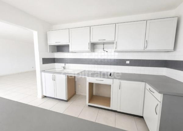 A Louer - Appartement de type 4 - Terrasse - Box - Parking - Vue mer - SCHOELCHER - Plateau Fofo