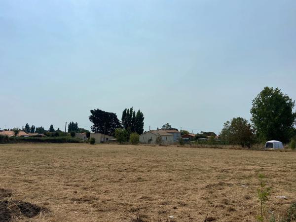 L'AIGUILLON SUR MER (85) PROCHE PLAGES ET COMMERCES AU CALME TERRAIN A BATIR 1652M² LIBRE CONSTRUCTEUR