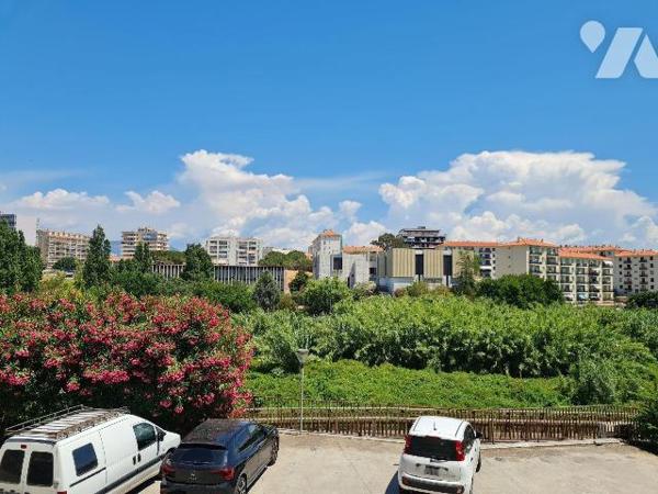 Rue Nicolas Péraldi, à 6km de l'aéroport Napoléon Bonaparte,à proximité de toutes commodités (g...