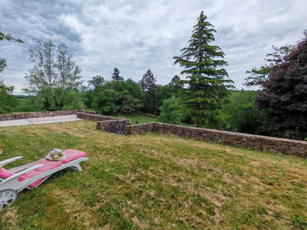 Maison ancienne - Piégut pluviers En secteur boisé, maison de 6 chambres de 315m² sur 5000m² de jardin