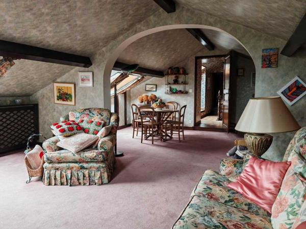 Maison ancienne - Piégut pluviers En secteur boisé, maison de 6 chambres de 315m² sur 5000m² de jardin