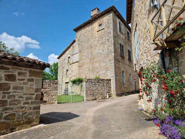 Maison ancienne - Figeac SECTEUR FIGEAC - Bâtisse en pierre de 485 m² à rénover – Village médiéval du Lot proche de FIGEAC