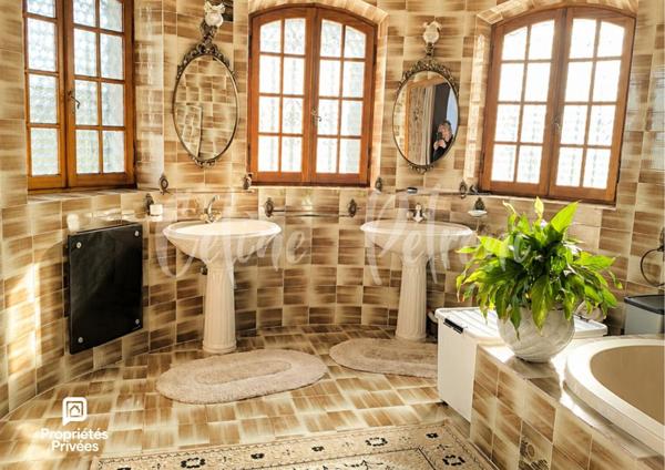 Maison de maître avec tourelle et piscine - potentiel exceptionnel - 413 m² - Draguignan