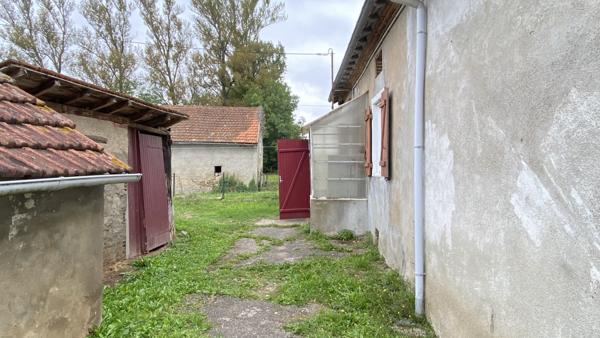 Molles (03300) Viager occupé avec rente Monsieur 80 ans - Maison de campagne avec dépendances et terrain