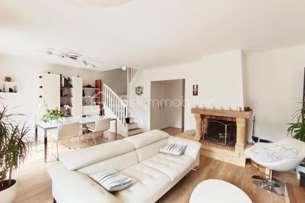 Située au calme d’une impasse agréable et familiale, au cœur du quartier recherché de la Sourderie, découvrez cette charmante maison individuelle non-mitoyenne de 120 m² au sol, édifiée sur une parcelle de 238 m². Parfaitement entretenue et ne nécessitant aucun travaux, elle offre un cadre de vie idéal pour une famille à la recherche d’espace, de tranquillité et de confort.

Dès l’entrée, vous découvrirez une maison chaleureuse et fonctionnelle. Le rez-de-chaussée accueille une cuisine aménagée et équipée ainsi qu’un agréable et vaste séjour/salle à manger avec cheminée, largement ouvert sur le jardin. Grâce à son exposition plein Sud et à l’absence totale de vis-à-vis, cet extérieur constitue un véritable prolongement de la pièce de vie, idéal pour profiter des beaux jours en toute intimité. Des WC indépendants ainsi qu’un accès direct au garage complètent ce niveau.

À l’étage, l’espace nuit se compose de trois belles chambres, d’une salle de bains et de WC séparés. Un bureau en plus offre également un véritable potentiel d’aménagement : déjà carrelé et disposant des arrivées d’eau, il peut facilement être transformé en seconde salle de bains, permettant notamment de créer une confortable suite parentale.

Les combles entièrement aménagés apportent une surface supplémentaire particulièrement appréciable. Cet espace polyvalent pourra accueillir selon les besoins une chambre d’amis, un bureau pour le télétravail, une salle de jeux ou un espace dédié aux adolescents.

La maison a bénéficié de nombreuses améliorations participant à son excellent niveau de confort : fenêtres remplacées, volets roulants récents, radiateurs renouvelés, nouvelle porte d’entrée et porte de garage électrique. Dans la salle à manger, une fenêtre coulissante à galandage facilite l’accès au jardin tout en créant une belle continuité entre intérieur et extérieur.

Côté pratique, le bien dispose d’un garage fermé, d’une place de stationnement privative sur la parcelle ainsi que d’un appentis avec grenier dans le jardin, offrant un espace de stockage supplémentaire.

L’environnement complète parfaitement les prestations de cette maison : quartier calme et familial, écoles et commerces à proximité, tandis que la gare est accessible en une dizaine de minutes en bus ou à vélo.

Il ne reste plus qu’à poser ses valises. Contactez-moi dès maintenant pour organiser une visite et découvrir cette maison.
