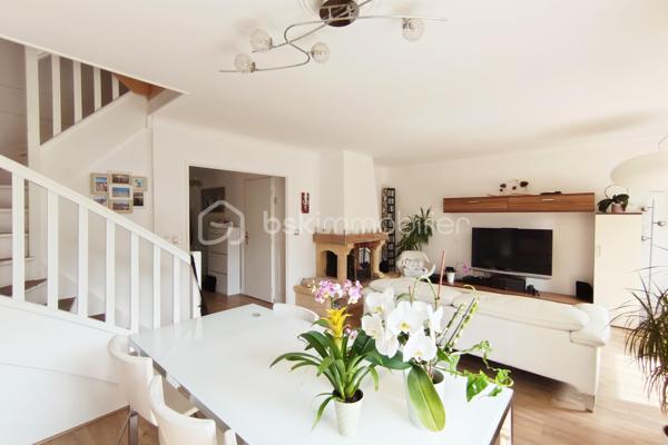 Située au calme d’une impasse agréable et familiale, au cœur du quartier recherché de la Sourderie, découvrez cette charmante maison individuelle non-mitoyenne de 120 m² au sol, édifiée sur une parcelle de 238 m². Parfaitement entretenue et ne nécessitant aucun travaux, elle offre un cadre de vie idéal pour une famille à la recherche d’espace, de tranquillité et de confort.

Dès l’entrée, vous découvrirez une maison chaleureuse et fonctionnelle. Le rez-de-chaussée accueille une cuisine aménagée et équipée ainsi qu’un agréable et vaste séjour/salle à manger avec cheminée, largement ouvert sur le jardin. Grâce à son exposition plein Sud et à l’absence totale de vis-à-vis, cet extérieur constitue un véritable prolongement de la pièce de vie, idéal pour profiter des beaux jours en toute intimité. Des WC indépendants ainsi qu’un accès direct au garage complètent ce niveau.

À l’étage, l’espace nuit se compose de trois belles chambres, d’une salle de bains et de WC séparés. Un bureau en plus offre également un véritable potentiel d’aménagement : déjà carrelé et disposant des arrivées d’eau, il peut facilement être transformé en seconde salle de bains, permettant notamment de créer une confortable suite parentale.

Les combles entièrement aménagés apportent une surface supplémentaire particulièrement appréciable. Cet espace polyvalent pourra accueillir selon les besoins une chambre d’amis, un bureau pour le télétravail, une salle de jeux ou un espace dédié aux adolescents.

La maison a bénéficié de nombreuses améliorations participant à son excellent niveau de confort : fenêtres remplacées, volets roulants récents, radiateurs renouvelés, nouvelle porte d’entrée et porte de garage électrique. Dans la salle à manger, une fenêtre coulissante à galandage facilite l’accès au jardin tout en créant une belle continuité entre intérieur et extérieur.

Côté pratique, le bien dispose d’un garage fermé, d’une place de stationnement privative sur la parcelle ainsi que d’un appentis avec grenier dans le jardin, offrant un espace de stockage supplémentaire.

L’environnement complète parfaitement les prestations de cette maison : quartier calme et familial, écoles et commerces à proximité, tandis que la gare est accessible en une dizaine de minutes en bus ou à vélo.

Il ne reste plus qu’à poser ses valises. Contactez-moi dès maintenant pour organiser une visite et découvrir cette maison.
