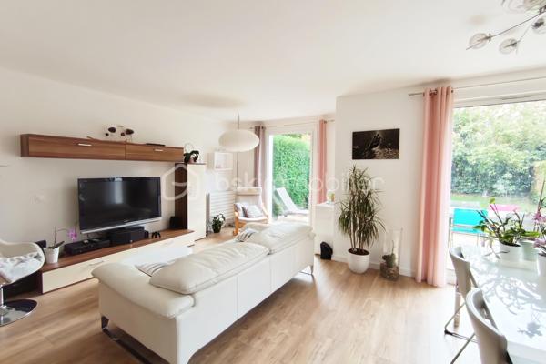 Située au calme d’une impasse agréable et familiale, au cœur du quartier recherché de la Sourderie, découvrez cette charmante maison individuelle non-mitoyenne de 120 m² au sol, édifiée sur une parcelle de 238 m². Parfaitement entretenue et ne nécessitant aucun travaux, elle offre un cadre de vie idéal pour une famille à la recherche d’espace, de tranquillité et de confort.

Dès l’entrée, vous découvrirez une maison chaleureuse et fonctionnelle. Le rez-de-chaussée accueille une cuisine aménagée et équipée ainsi qu’un agréable et vaste séjour/salle à manger avec cheminée, largement ouvert sur le jardin. Grâce à son exposition plein Sud et à l’absence totale de vis-à-vis, cet extérieur constitue un véritable prolongement de la pièce de vie, idéal pour profiter des beaux jours en toute intimité. Des WC indépendants ainsi qu’un accès direct au garage complètent ce niveau.

À l’étage, l’espace nuit se compose de trois belles chambres, d’une salle de bains et de WC séparés. Un bureau en plus offre également un véritable potentiel d’aménagement : déjà carrelé et disposant des arrivées d’eau, il peut facilement être transformé en seconde salle de bains, permettant notamment de créer une confortable suite parentale.

Les combles entièrement aménagés apportent une surface supplémentaire particulièrement appréciable. Cet espace polyvalent pourra accueillir selon les besoins une chambre d’amis, un bureau pour le télétravail, une salle de jeux ou un espace dédié aux adolescents.

La maison a bénéficié de nombreuses améliorations participant à son excellent niveau de confort : fenêtres remplacées, volets roulants récents, radiateurs renouvelés, nouvelle porte d’entrée et porte de garage électrique. Dans la salle à manger, une fenêtre coulissante à galandage facilite l’accès au jardin tout en créant une belle continuité entre intérieur et extérieur.

Côté pratique, le bien dispose d’un garage fermé, d’une place de stationnement privative sur la parcelle ainsi que d’un appentis avec grenier dans le jardin, offrant un espace de stockage supplémentaire.

L’environnement complète parfaitement les prestations de cette maison : quartier calme et familial, écoles et commerces à proximité, tandis que la gare est accessible en une dizaine de minutes en bus ou à vélo.

Il ne reste plus qu’à poser ses valises. Contactez-moi dès maintenant pour organiser une visite et découvrir cette maison.