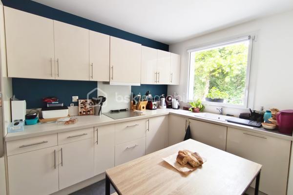 Située au calme d’une impasse agréable et familiale, au cœur du quartier recherché de la Sourderie, découvrez cette charmante maison individuelle non-mitoyenne de 120 m² au sol, édifiée sur une parcelle de 238 m². Parfaitement entretenue et ne nécessitant aucun travaux, elle offre un cadre de vie idéal pour une famille à la recherche d’espace, de tranquillité et de confort.

Dès l’entrée, vous découvrirez une maison chaleureuse et fonctionnelle. Le rez-de-chaussée accueille une cuisine aménagée et équipée ainsi qu’un agréable et vaste séjour/salle à manger avec cheminée, largement ouvert sur le jardin. Grâce à son exposition plein Sud et à l’absence totale de vis-à-vis, cet extérieur constitue un véritable prolongement de la pièce de vie, idéal pour profiter des beaux jours en toute intimité. Des WC indépendants ainsi qu’un accès direct au garage complètent ce niveau.

À l’étage, l’espace nuit se compose de trois belles chambres, d’une salle de bains et de WC séparés. Un bureau en plus offre également un véritable potentiel d’aménagement : déjà carrelé et disposant des arrivées d’eau, il peut facilement être transformé en seconde salle de bains, permettant notamment de créer une confortable suite parentale.

Les combles entièrement aménagés apportent une surface supplémentaire particulièrement appréciable. Cet espace polyvalent pourra accueillir selon les besoins une chambre d’amis, un bureau pour le télétravail, une salle de jeux ou un espace dédié aux adolescents.

La maison a bénéficié de nombreuses améliorations participant à son excellent niveau de confort : fenêtres remplacées, volets roulants récents, radiateurs renouvelés, nouvelle porte d’entrée et porte de garage électrique. Dans la salle à manger, une fenêtre coulissante à galandage facilite l’accès au jardin tout en créant une belle continuité entre intérieur et extérieur.

Côté pratique, le bien dispose d’un garage fermé, d’une place de stationnement privative sur la parcelle ainsi que d’un appentis avec grenier dans le jardin, offrant un espace de stockage supplémentaire.

L’environnement complète parfaitement les prestations de cette maison : quartier calme et familial, écoles et commerces à proximité, tandis que la gare est accessible en une dizaine de minutes en bus ou à vélo.

Il ne reste plus qu’à poser ses valises. Contactez-moi dès maintenant pour organiser une visite et découvrir cette maison.